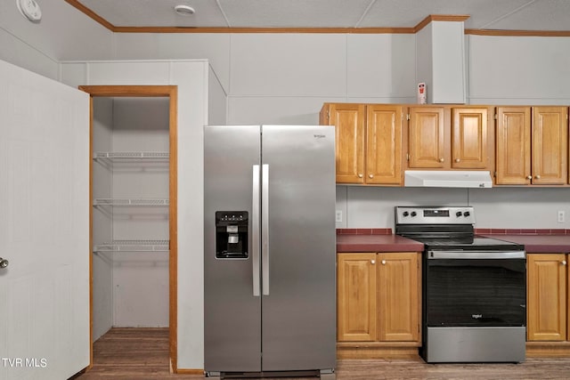 kitchen with hardwood / wood-style flooring, stainless steel appliances, a textured ceiling, and ornamental molding