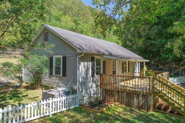 view of front facade featuring a wooden deck