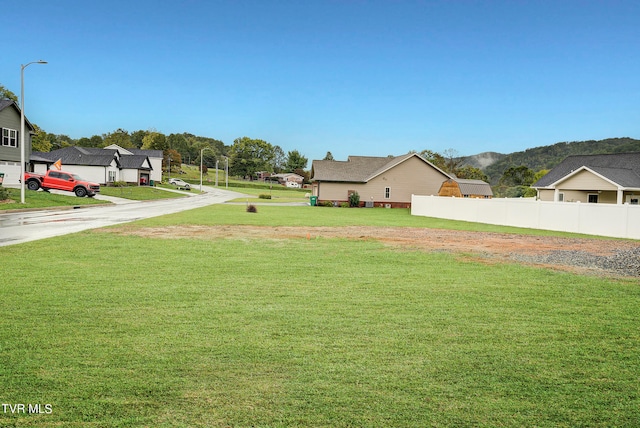 view of yard featuring a mountain view