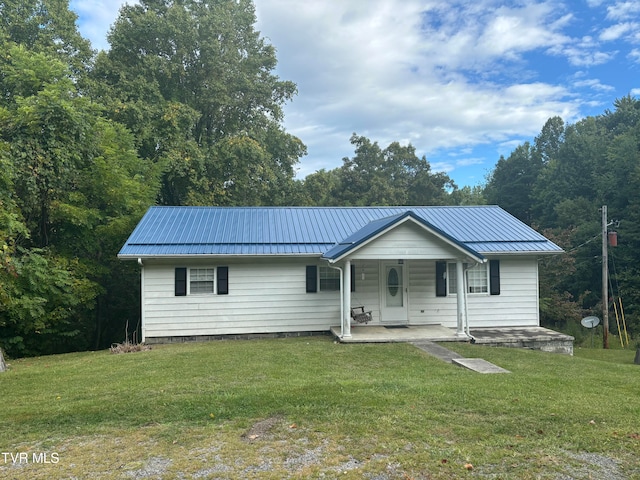 single story home featuring a front lawn