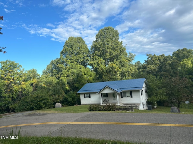 view of front of house featuring a front lawn