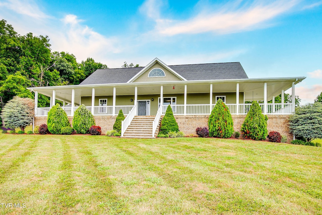 country-style home with a porch and a front yard