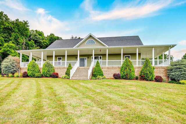 country-style home with a porch and a front yard