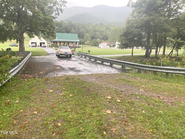 view of yard featuring a mountain view