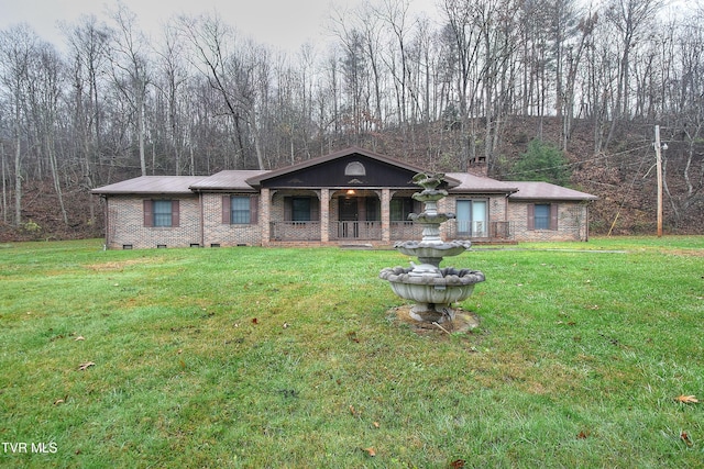 view of front facade with a front yard