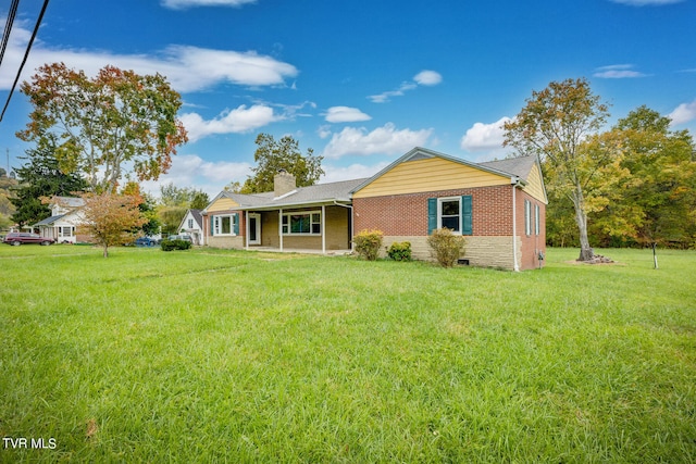 single story home with a front lawn