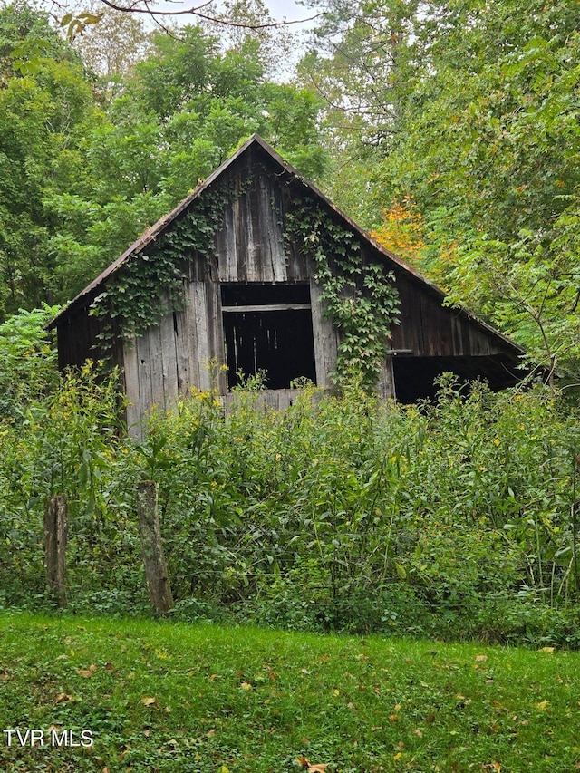 view of outbuilding