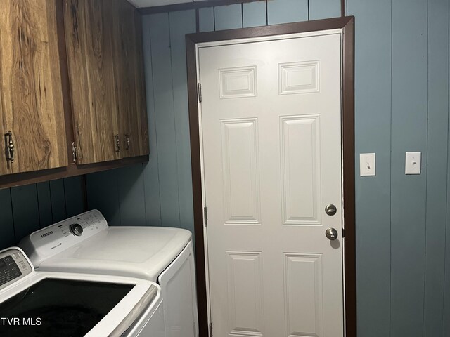 laundry room with cabinets and washing machine and dryer