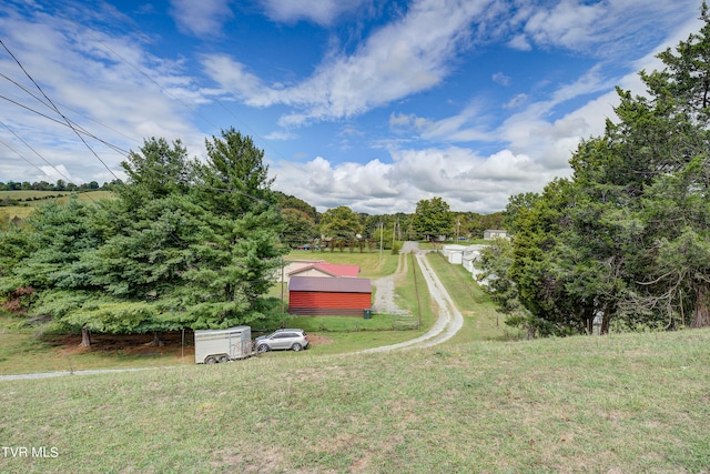 view of yard featuring a rural view