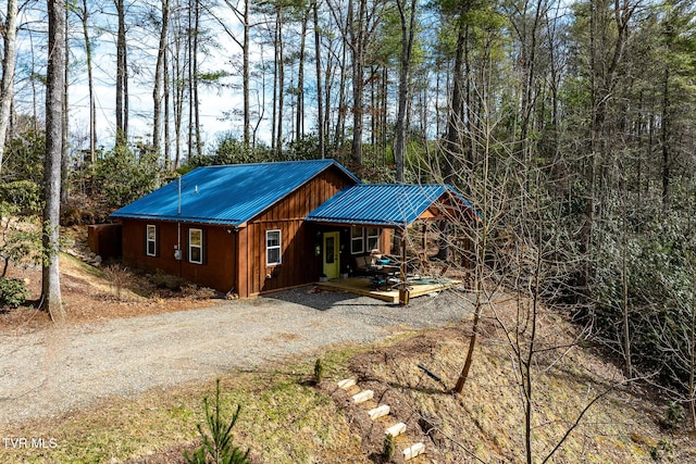 view of outbuilding featuring dirt driveway