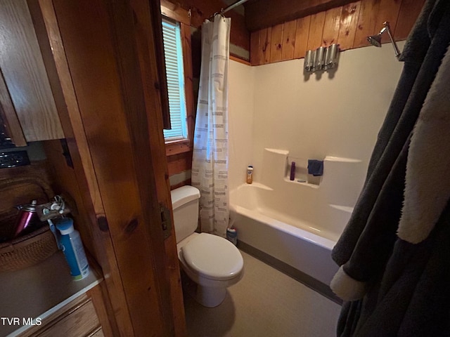 bathroom featuring toilet, shower / bath combo, and a wealth of natural light