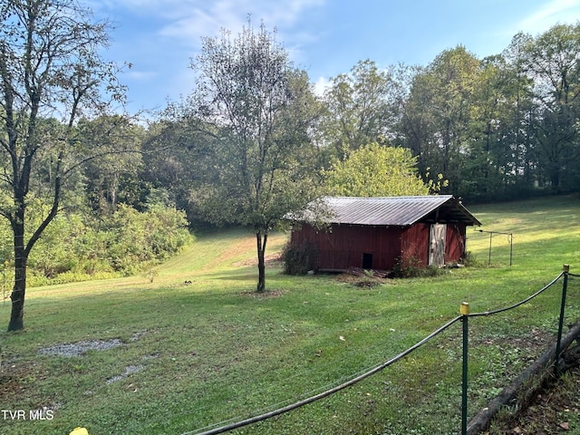 view of yard with an outdoor structure