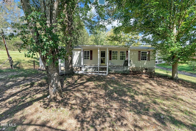 ranch-style house featuring a front lawn and covered porch