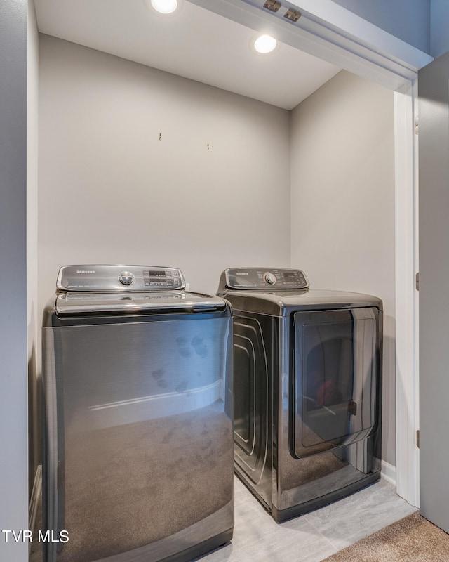 washroom with light carpet and independent washer and dryer