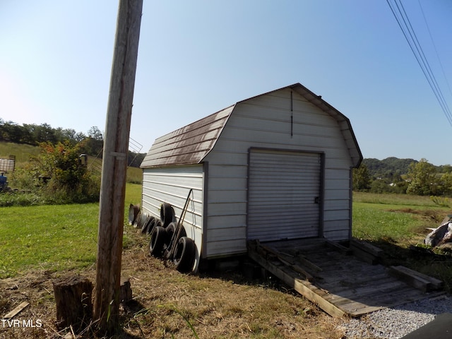 view of outdoor structure featuring a yard