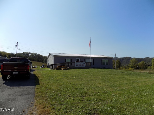 view of front of property with a front yard