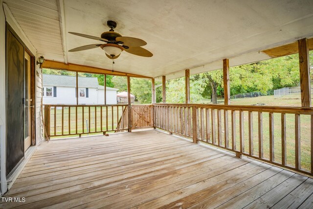 unfurnished sunroom featuring vaulted ceiling and ceiling fan