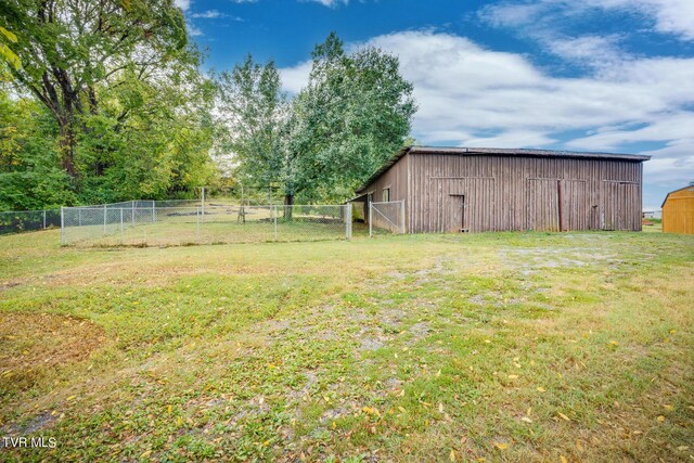 view of yard with an outbuilding