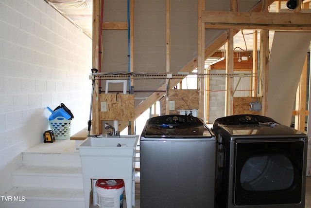 246 Keenburg Rd, Elizabethton, TN 37643 - washroom featuring a sink, concrete block wall, and washer and dryer