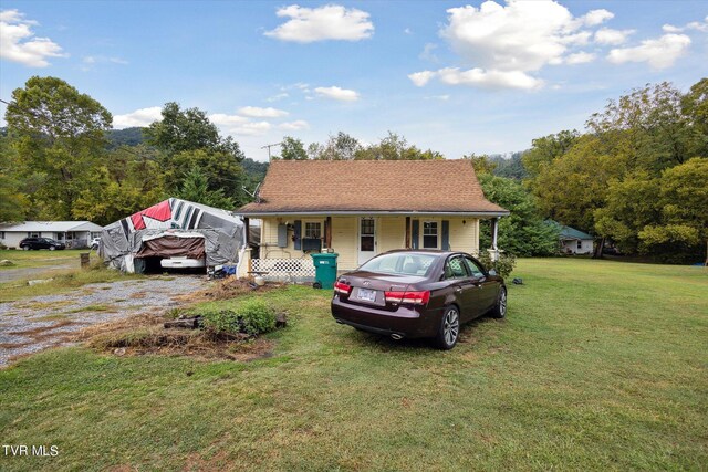 view of front of property featuring a front yard and a porch