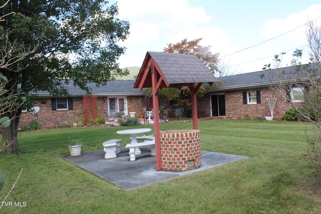 view of yard with a patio area