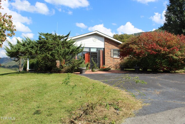 view of front of house with a front yard