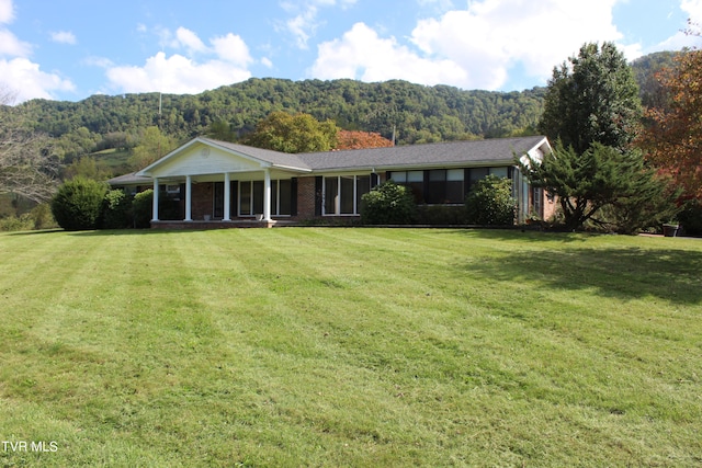 single story home featuring a front lawn