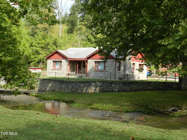 view of front of property featuring a front yard