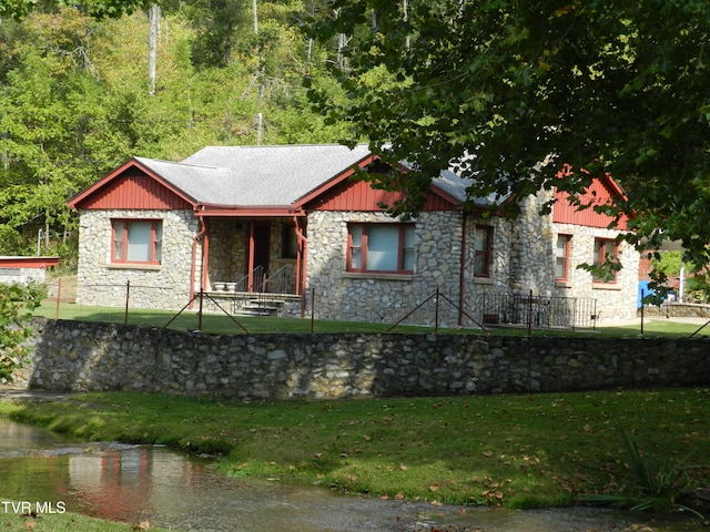 view of front facade with covered porch and a front yard