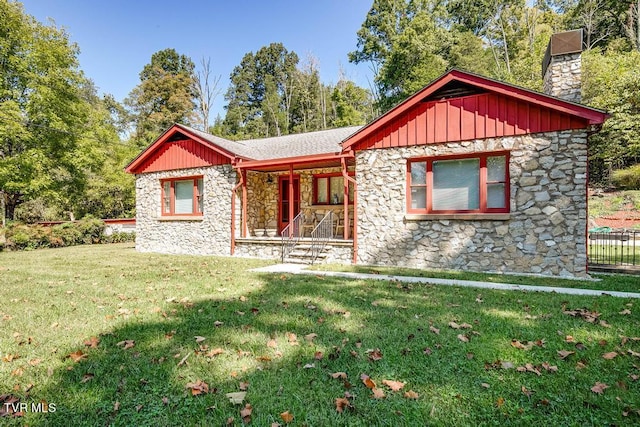 view of front of house featuring a front lawn