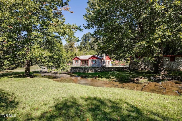 view of yard featuring a water view