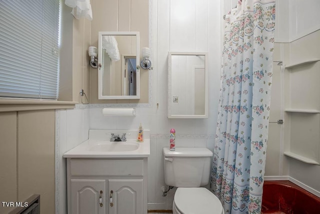 bathroom with a shower with curtain, vanity, and toilet