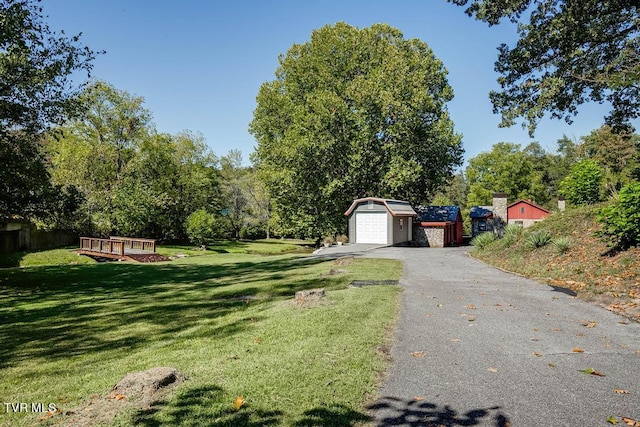 view of yard featuring an outdoor structure and a garage