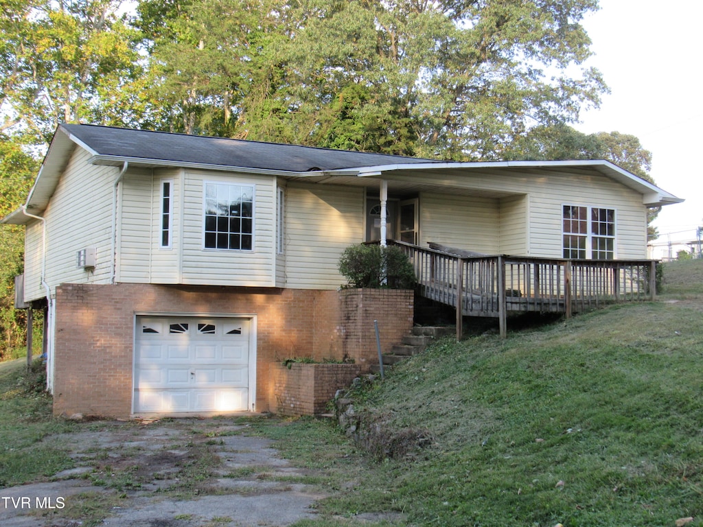 view of front of house featuring a front yard and a garage