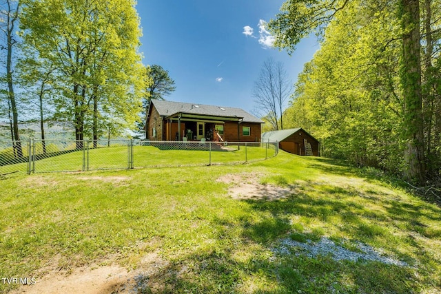 view of yard featuring an outdoor structure