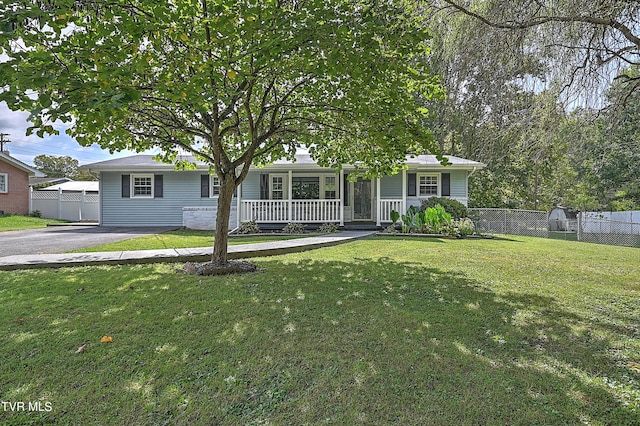 ranch-style home featuring a front yard and covered porch