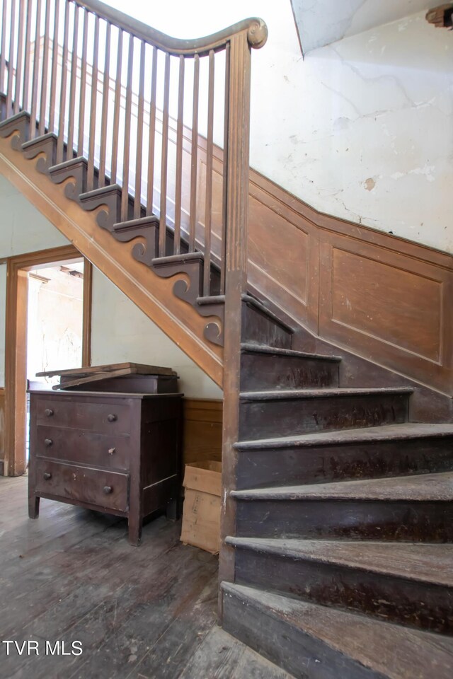 2666 Main St, Surgoinsville, TN 37873 - staircase with wood finished floors