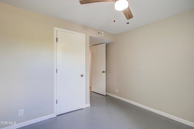 empty room featuring ceiling fan