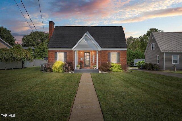 view of front facade featuring a yard