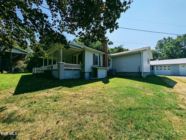 view of front of property featuring a porch, a garage, and a front lawn