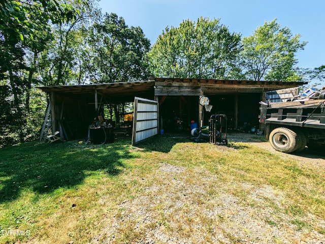 view of outdoor structure featuring a yard