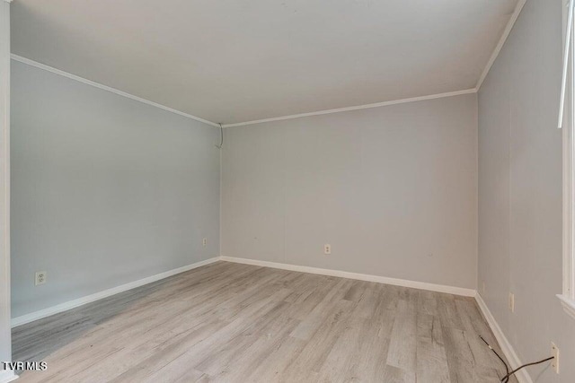 unfurnished room featuring light wood-style flooring, baseboards, and ornamental molding