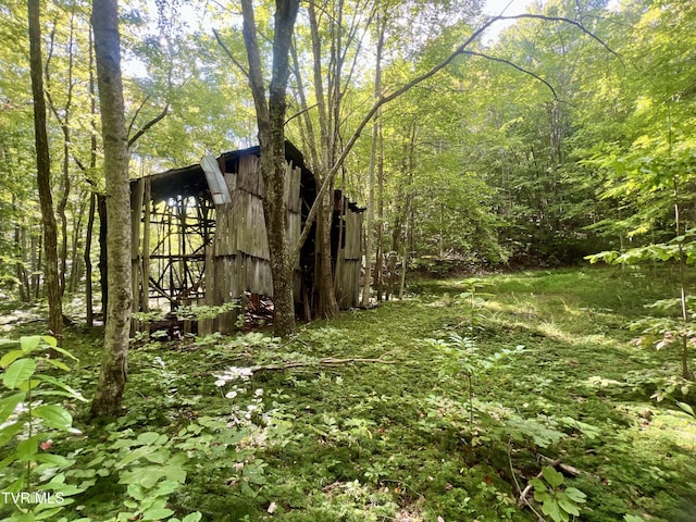 view of local wilderness featuring a wooded view