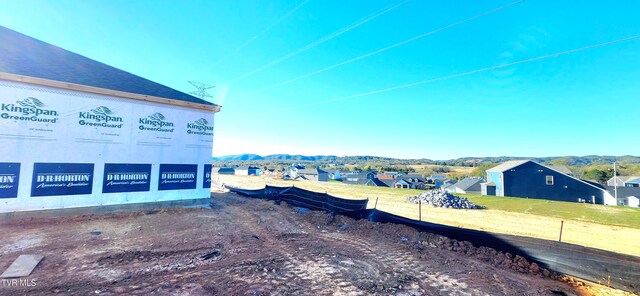 view of yard with a mountain view