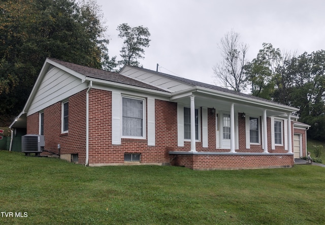 view of front of house featuring central air condition unit and a front yard