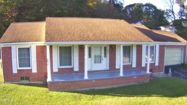 view of front of house featuring a front yard and a garage