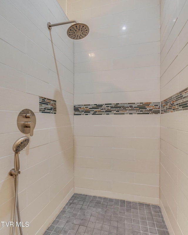 bathroom featuring tiled shower