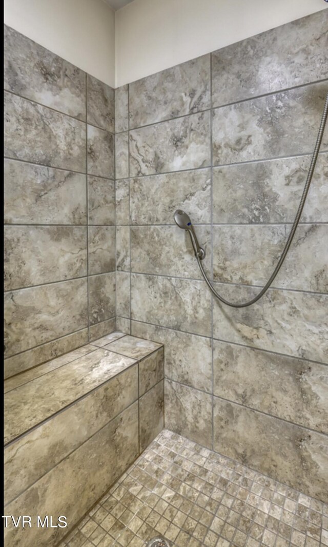 bathroom featuring tiled shower