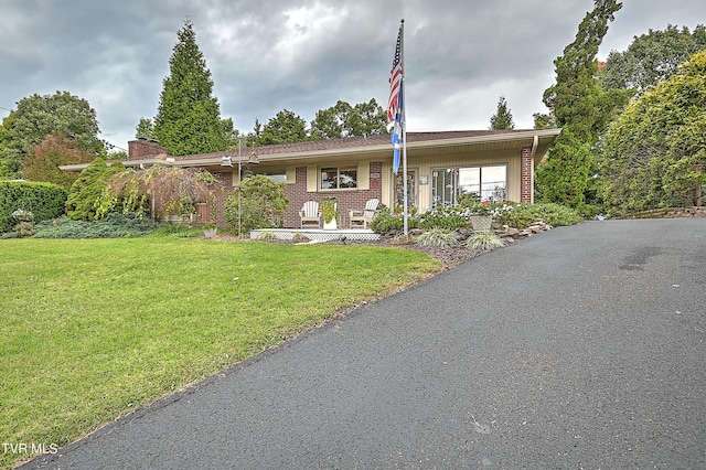 view of front facade with a front yard