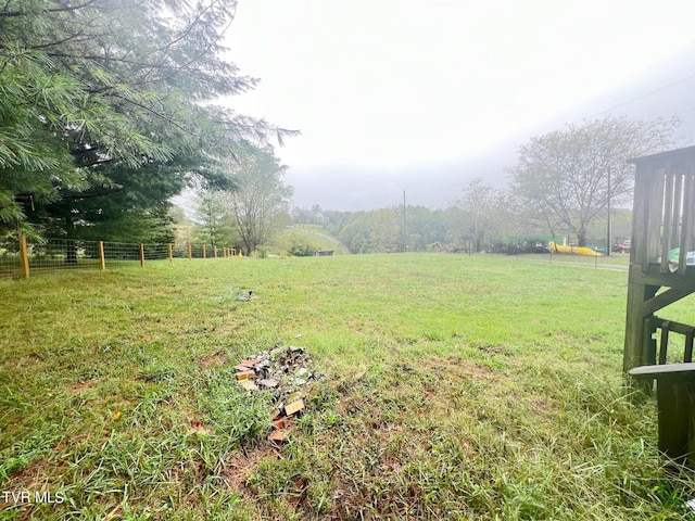 view of yard featuring a rural view